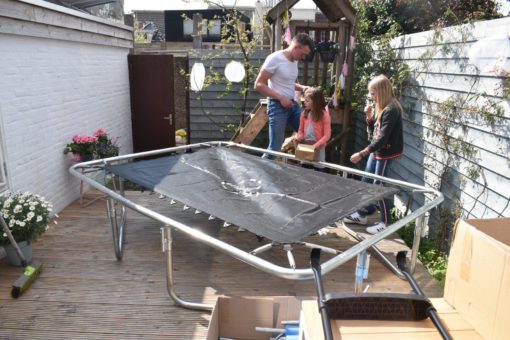 Inwoner apotheker Verwacht het Slimme trampoline in kleine stadstuin - Keeponstyling